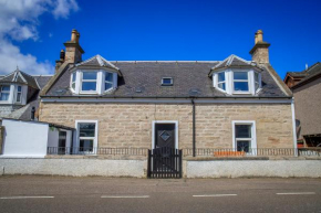 Cosy Cottage in Nairn - Free Parking & Pets welcome!